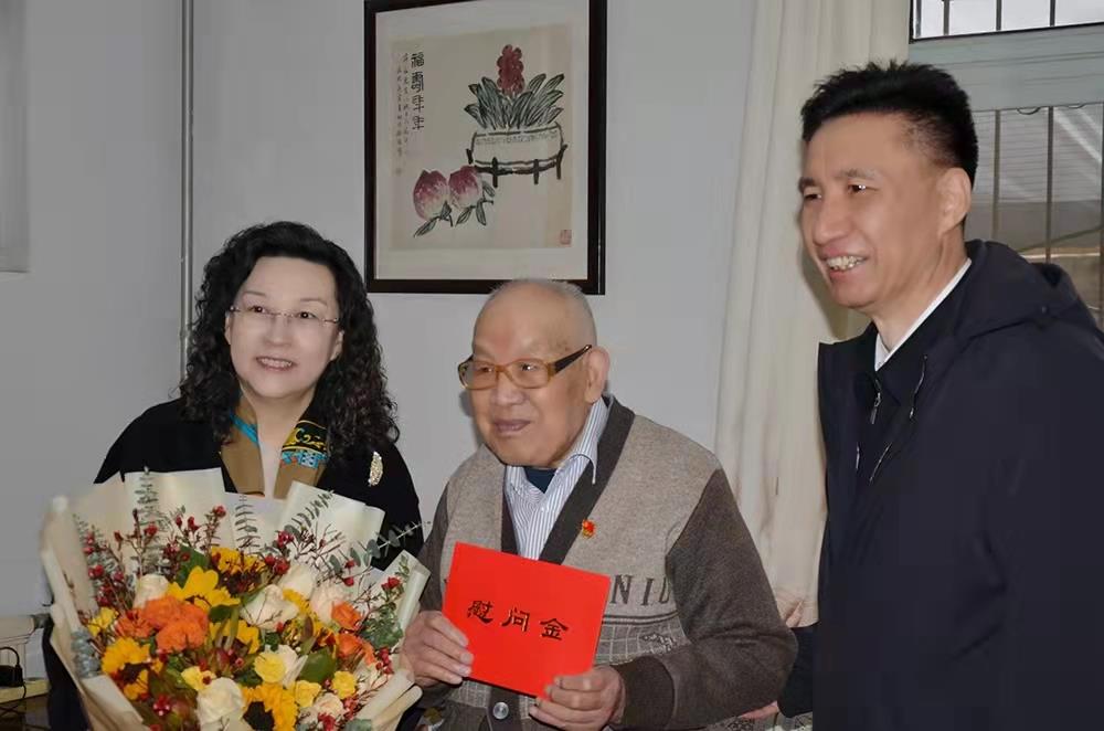 濟南產(chǎn)發(fā)集團黨委副書記、總經(jīng)理黃蓓走訪慰問離休老干部、老黨員